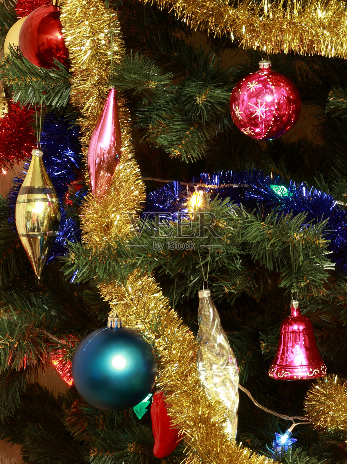 玩具放在绿色的圣诞冷杉上照片摄影图片