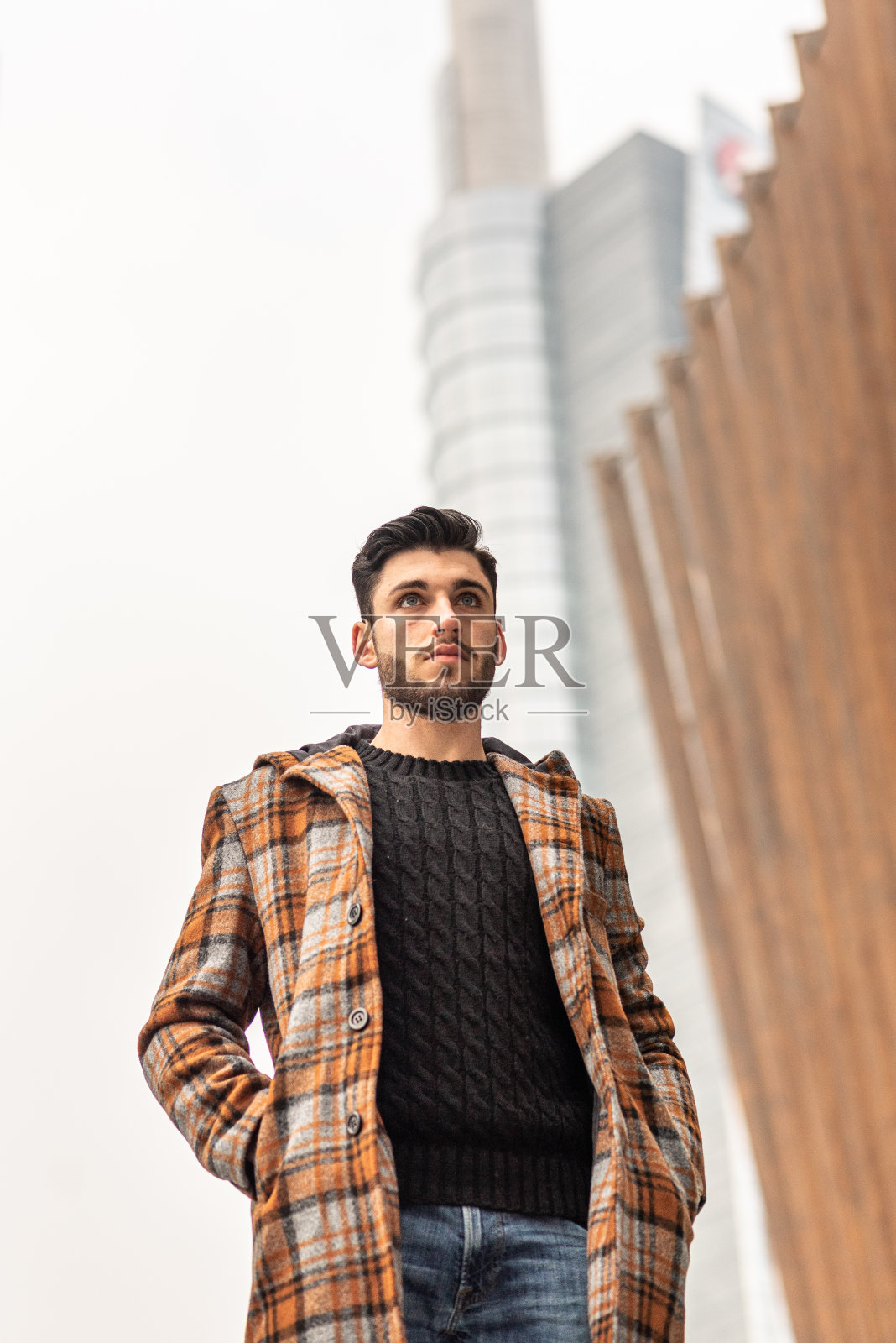 年轻时尚男模走在街上照片摄影图片