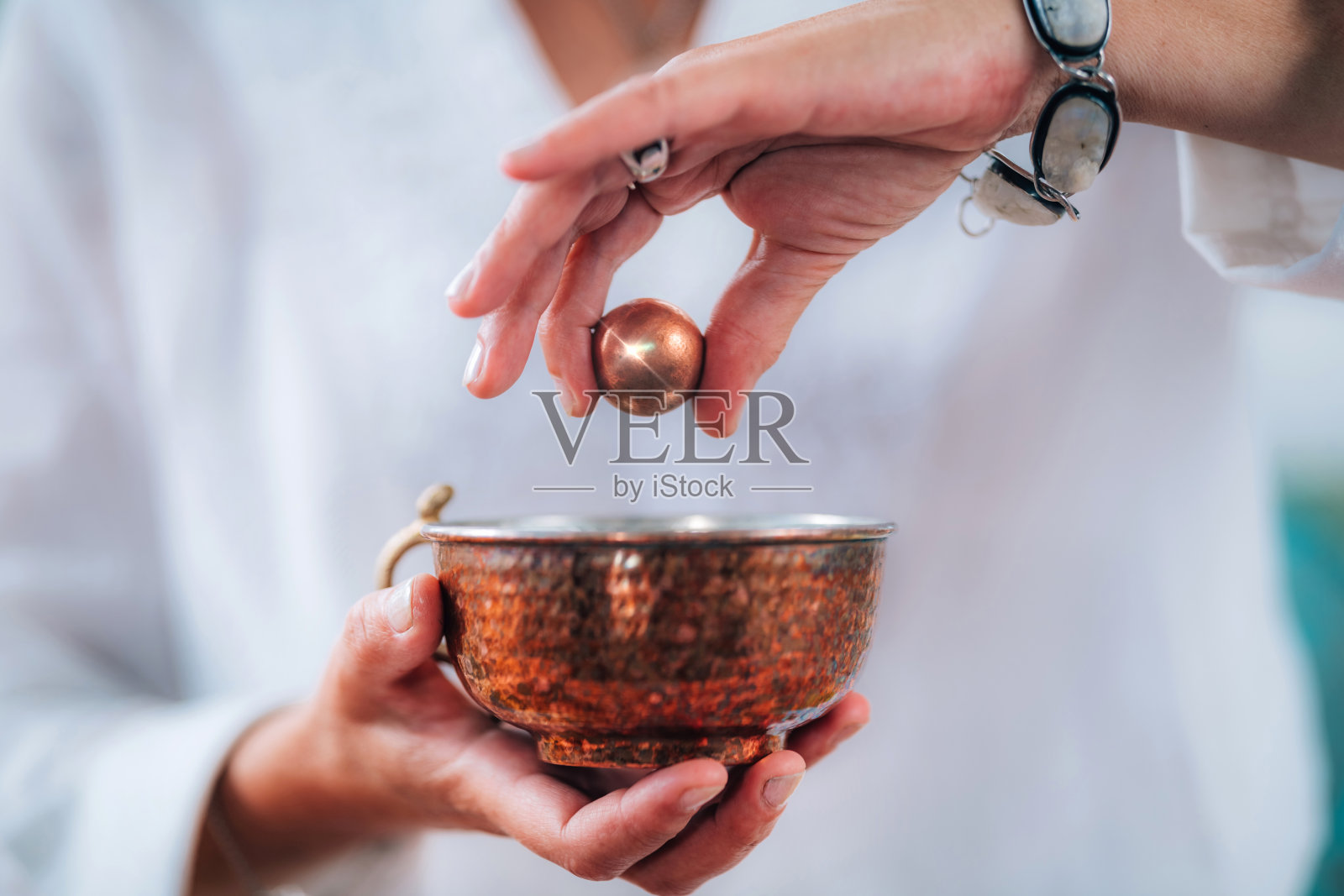 Centerness概念。灵性导师之手，解释中心的概念。照片摄影图片