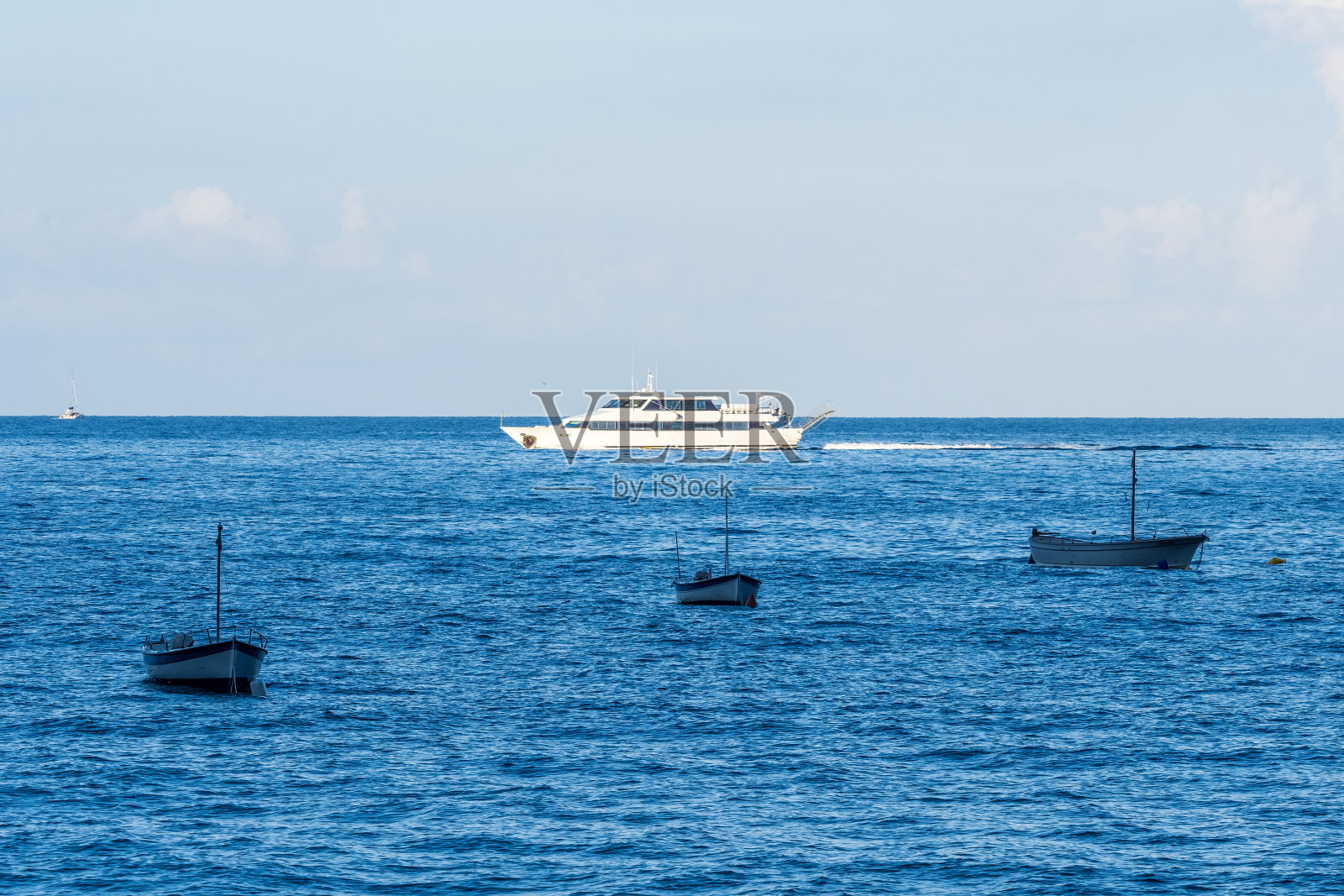 意大利阿马尔菲海岸第勒尼安海中的船只照片摄影图片