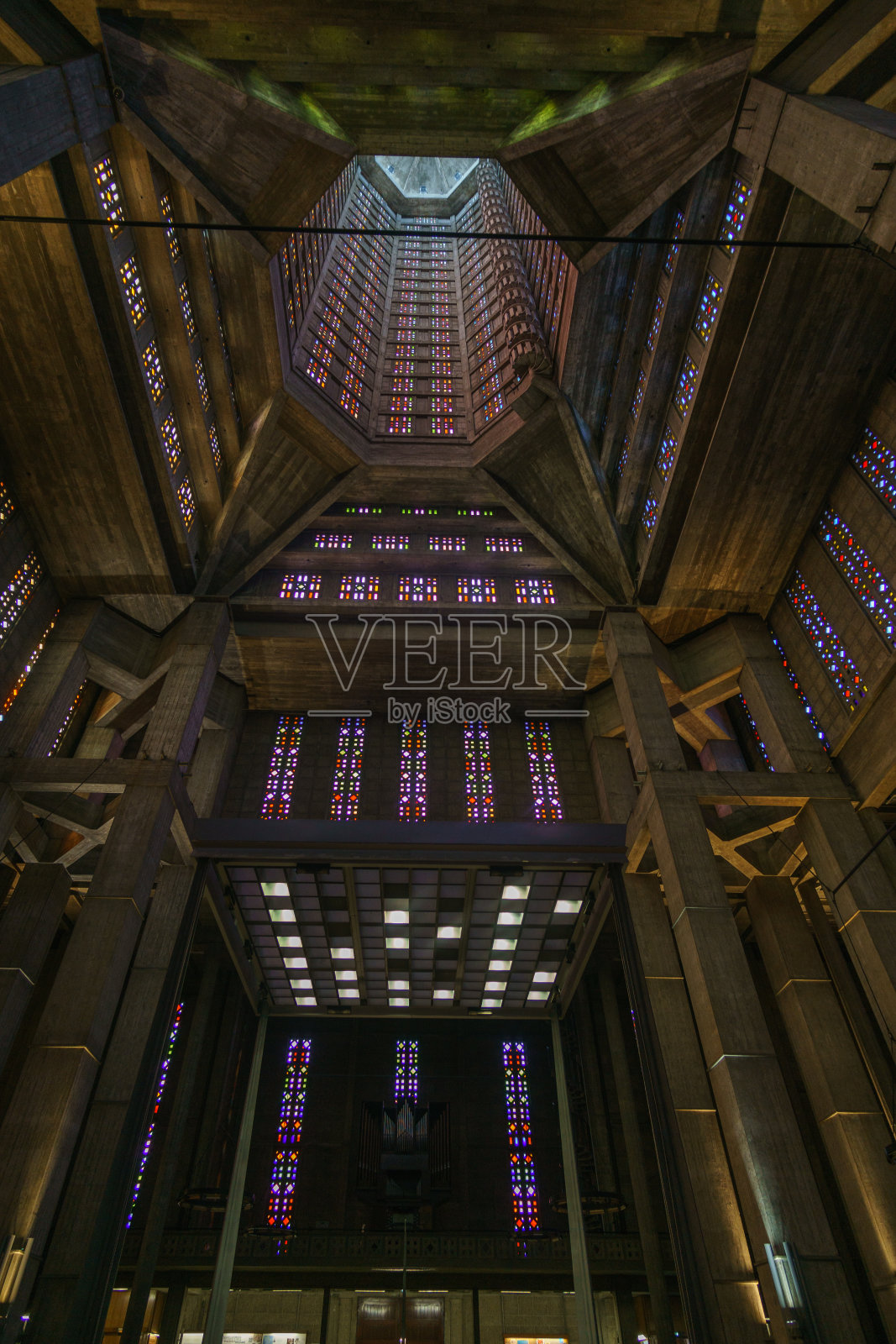 法国诺曼底勒阿弗尔- 2021年8月20日:现代建筑圣约瑟夫教堂塔内景观照片摄影图片