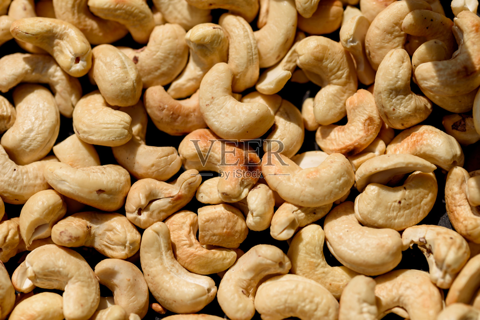 腰果在深色的石头背景上照片摄影图片