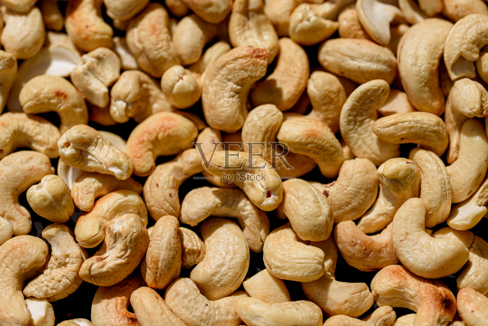 腰果在深色的石头背景上照片摄影图片