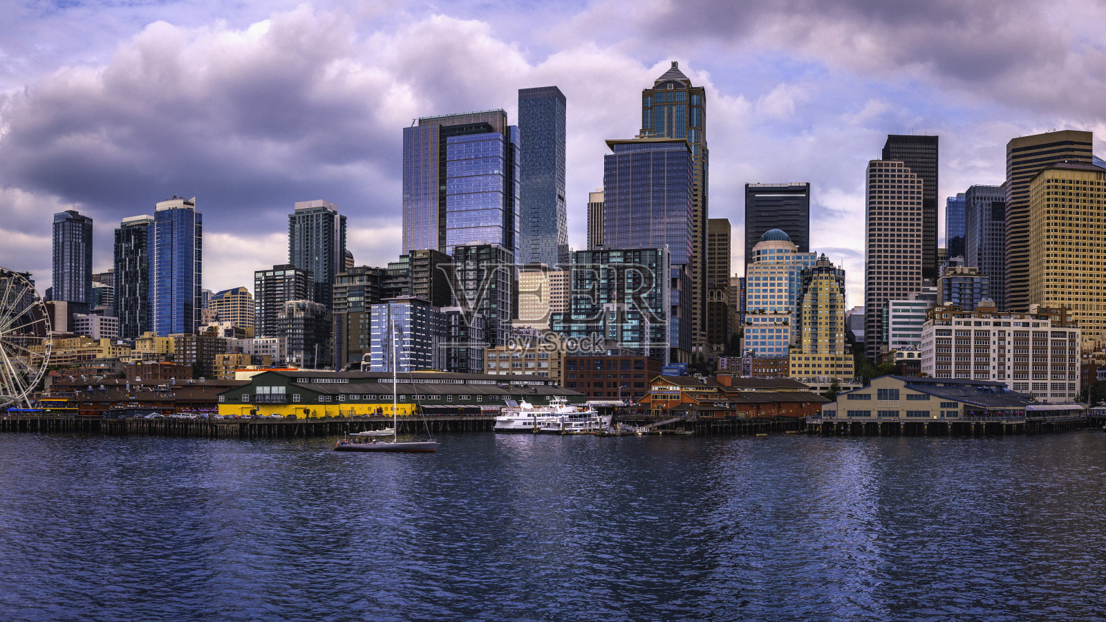 西雅图城市的天际线，华盛顿州艾略特湾上戏剧性的云景照片摄影图片