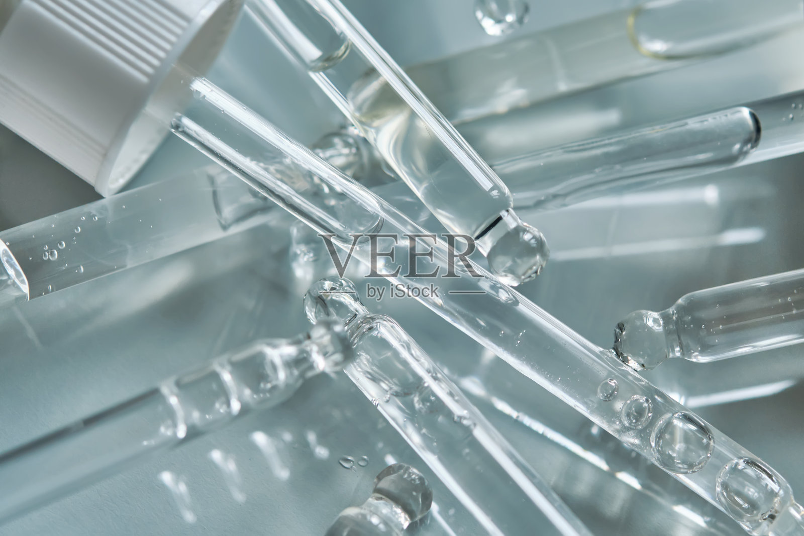 在一张照片中有很多化妆品的移液管。照片摄影图片