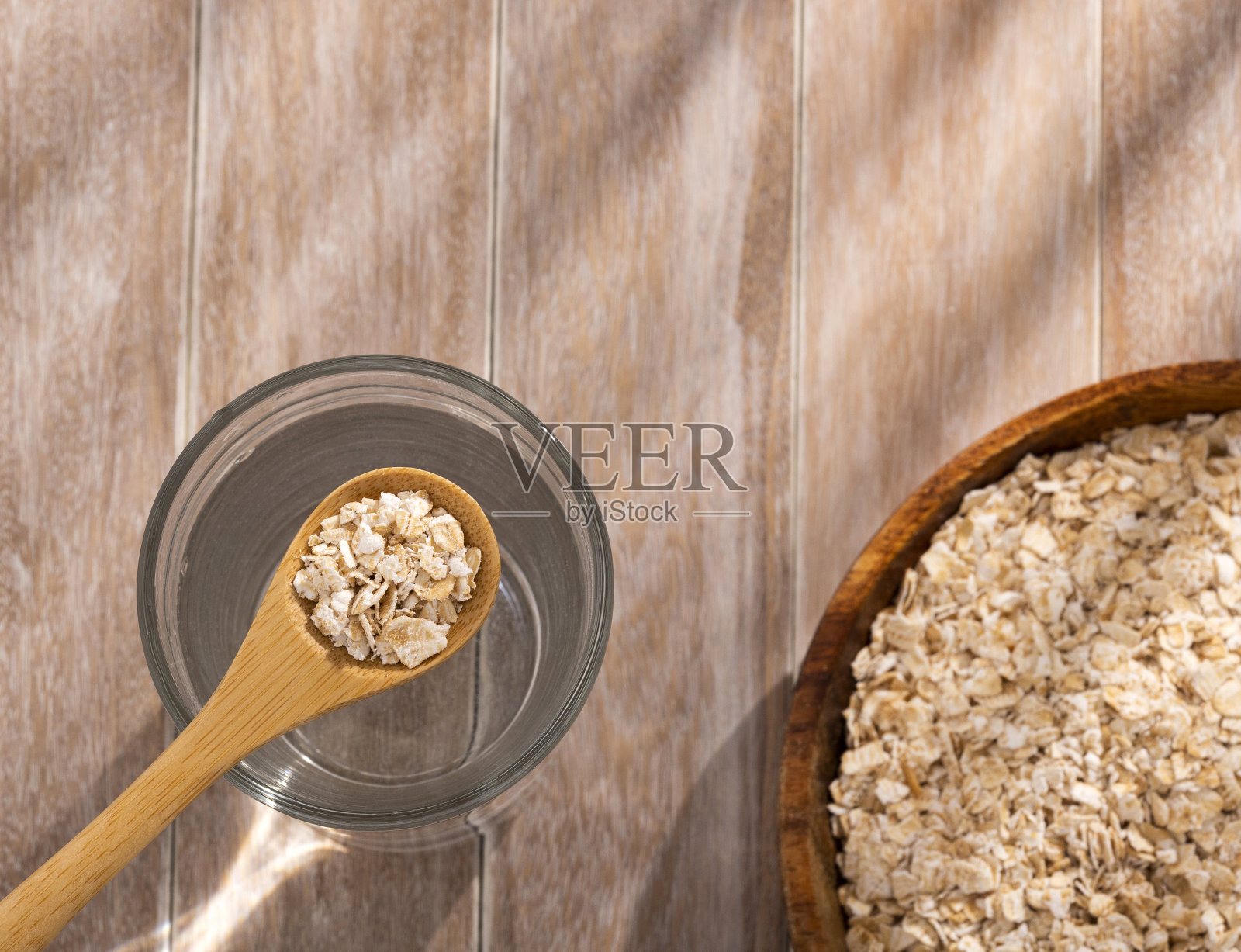 燕麦片-将燕麦片与过滤水混合照片摄影图片