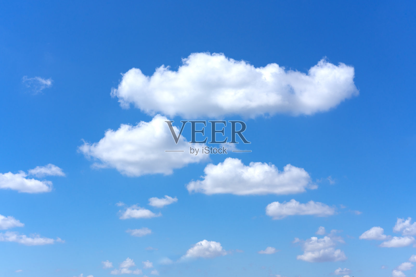 清澈的蓝天背景与白云照片摄影图片