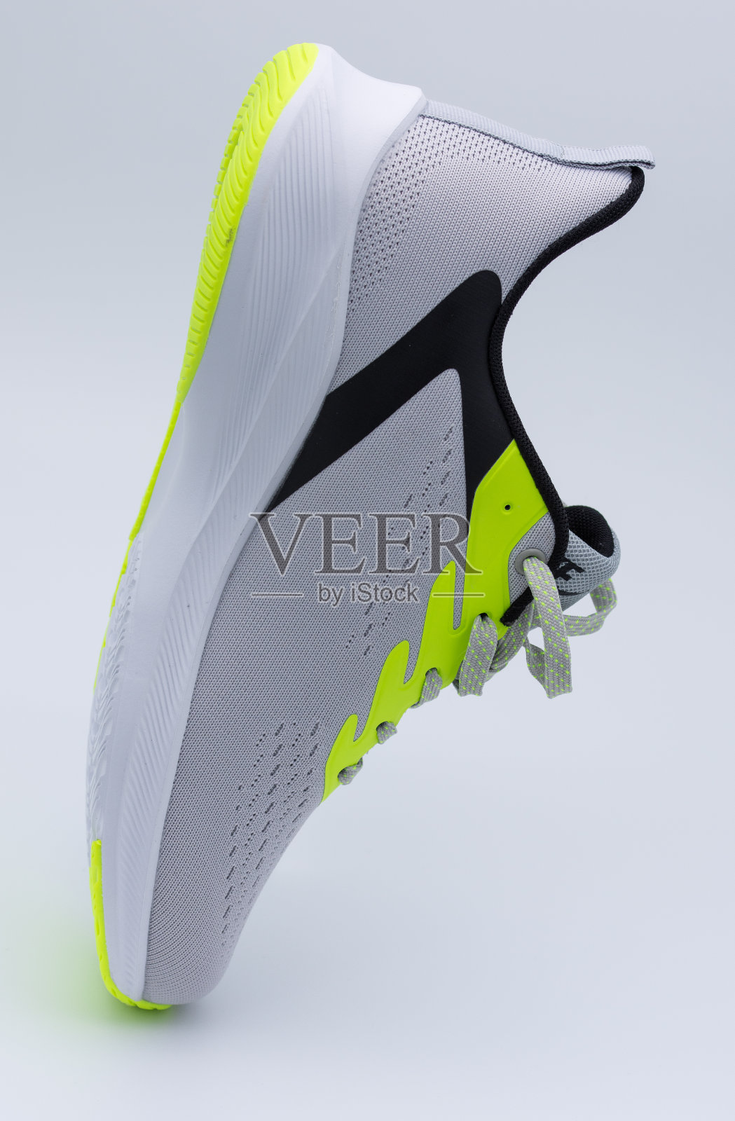 新的灰色运动鞋运动鞋，运动鞋上的缝合细节，鞋带照片摄影图片