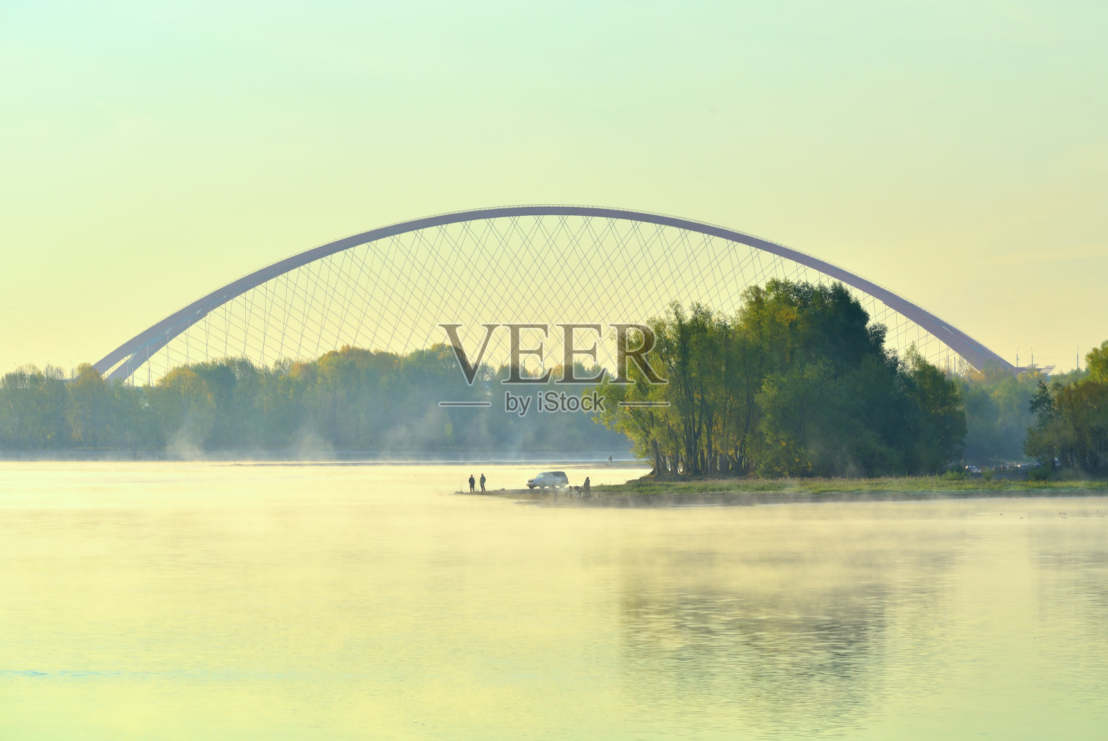 拱门下的鄂毕河河岸照片摄影图片