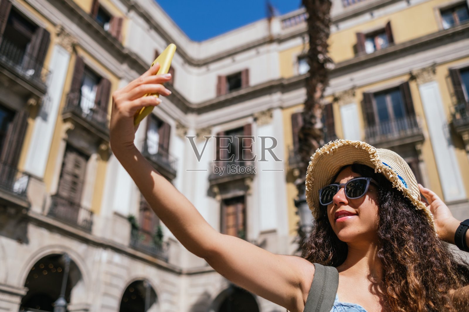 年轻的印度旅游博主在巴塞罗那老城广场自拍照片摄影图片