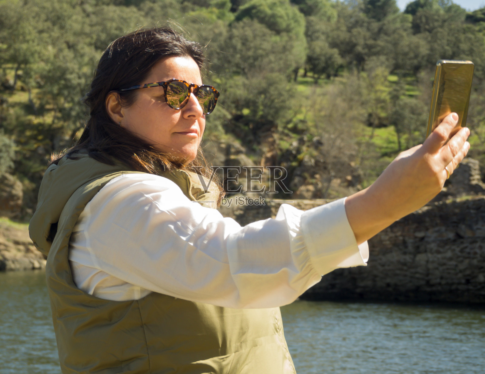 一名戴着墨镜的白人女性正在自拍。照片摄影图片