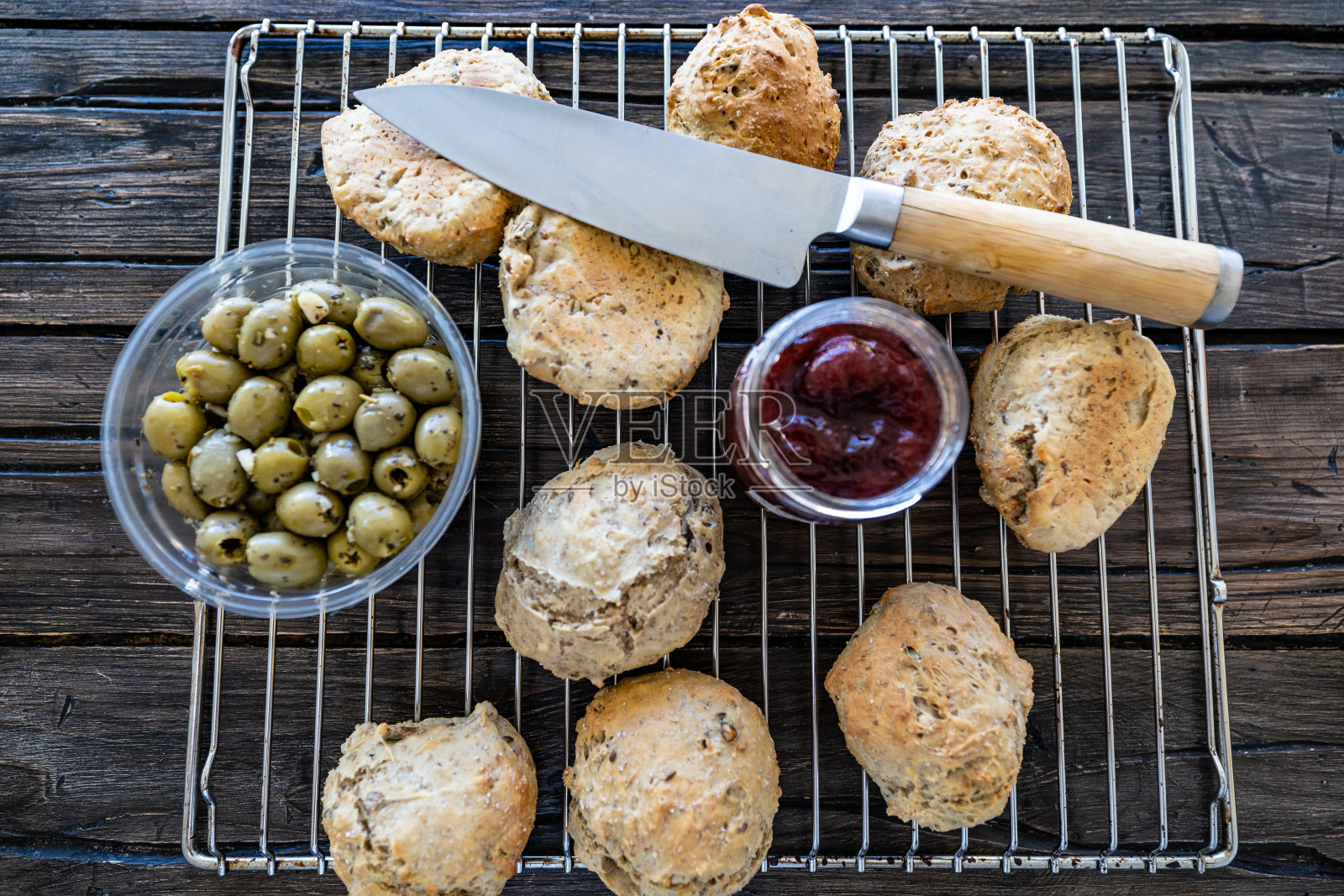 早餐陈列有面包、果酱和橄榄照片摄影图片