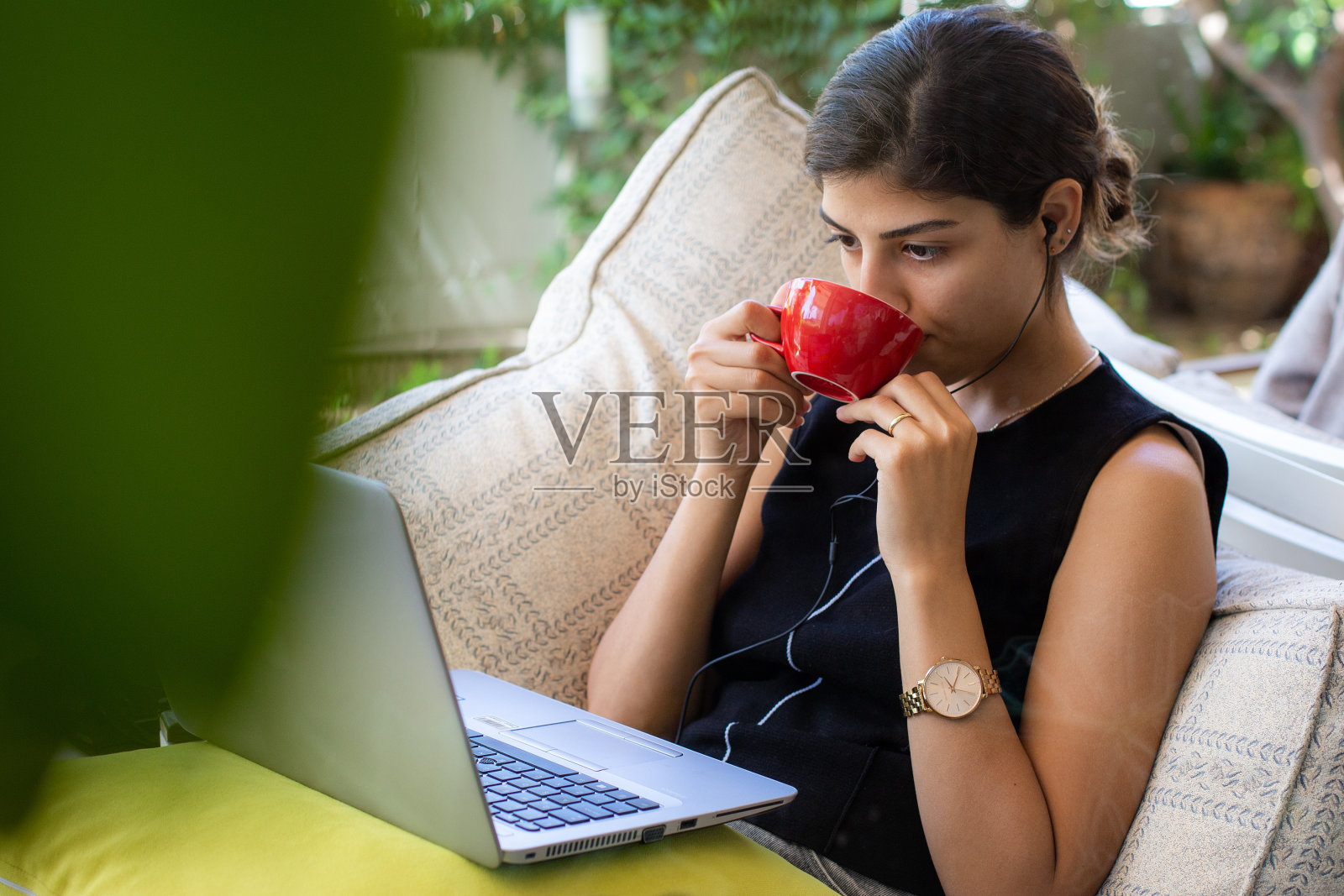 快乐可爱好看的年轻女子，自由职业者，在咖啡馆用笔记本电脑远程工作照片摄影图片