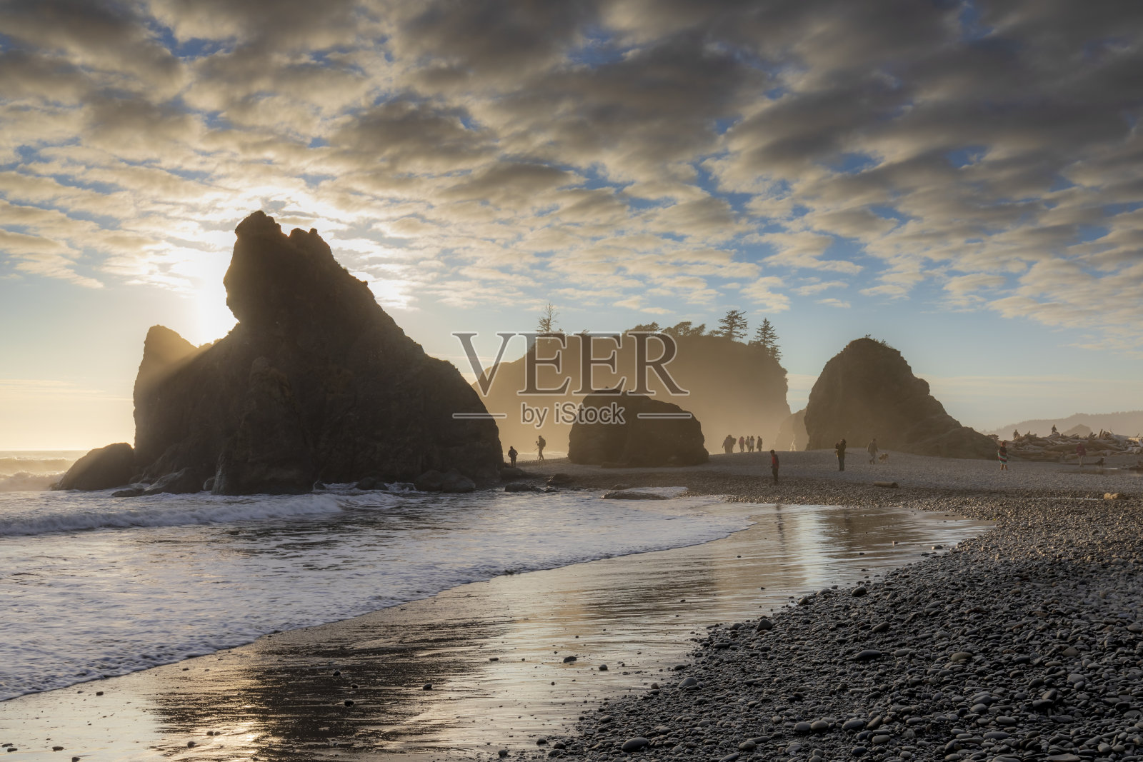 在华盛顿州奥林匹克国家公园的红宝石海滩，壮观的日落天空，背景是海蚀柱的剪影。照片摄影图片