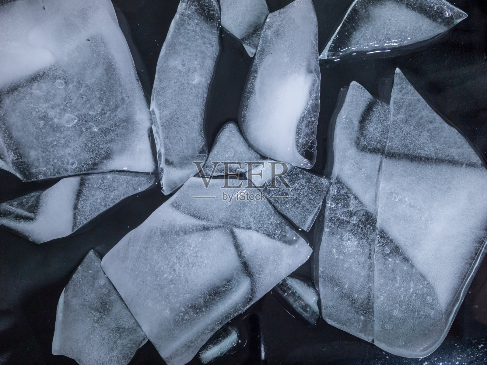 地面上融化的冰，全球变暖的影响。照片摄影图片