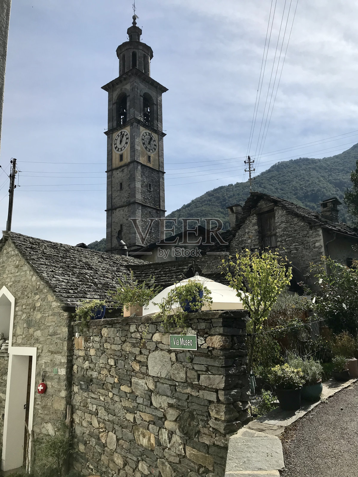 瑞士/瑞士-提契诺州-因特拉格纳村-村里的小街道照片摄影图片