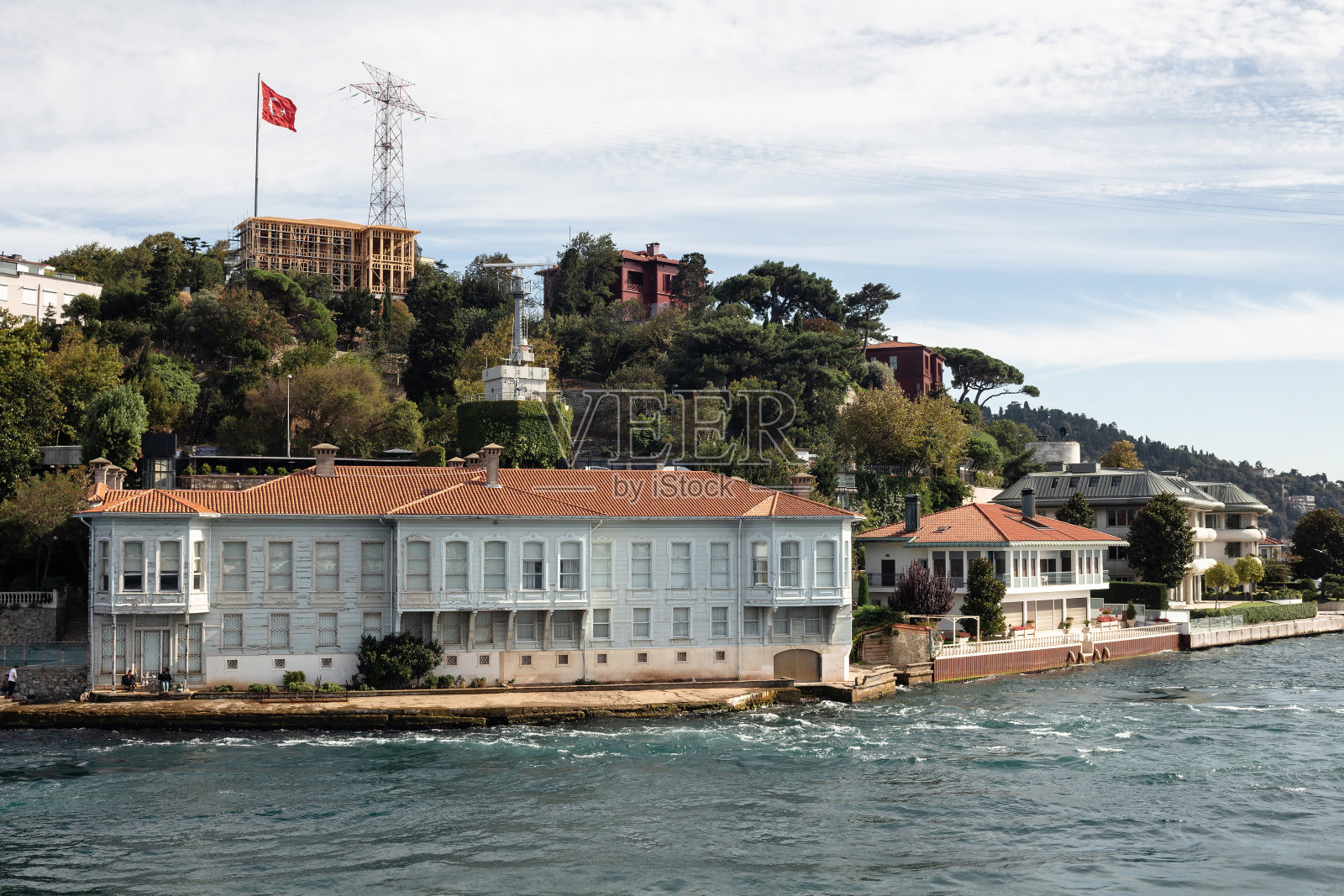 伊斯坦布尔亚洲一侧坎迪利地区博斯普鲁斯海峡畔的历史宅邸。这是一个阳光明媚的夏天。照片摄影图片