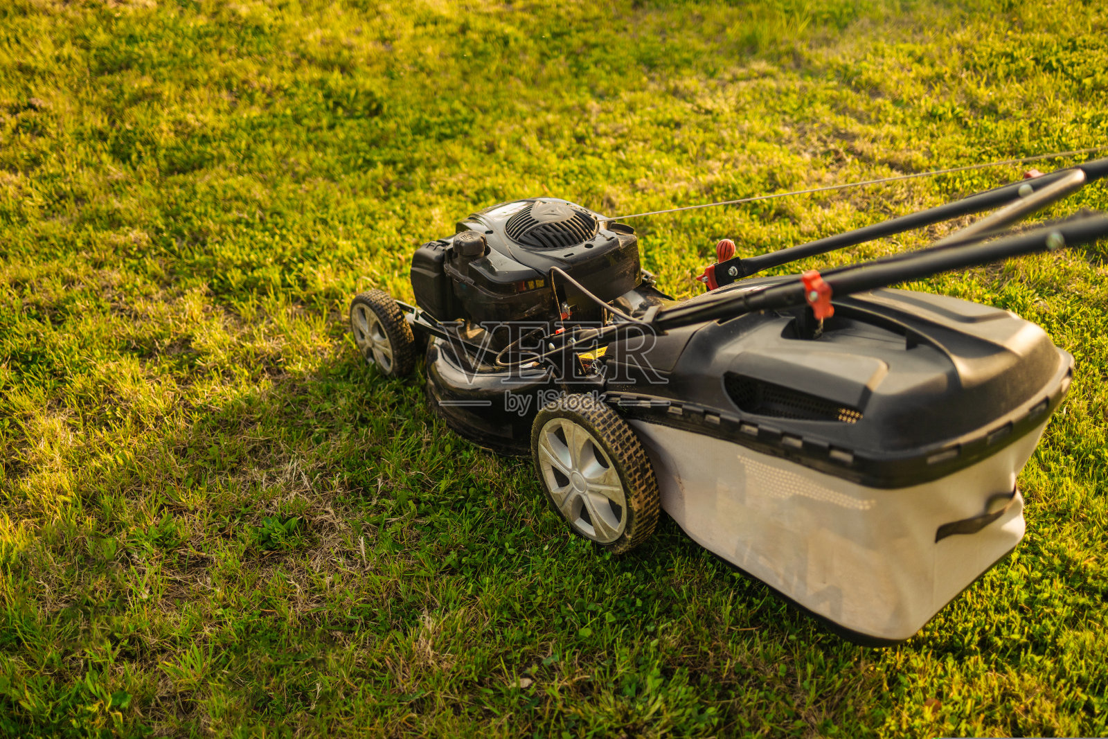 近距离观察割草机和工人照片摄影图片