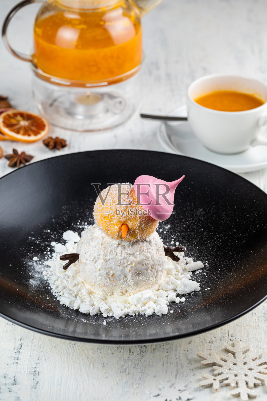 撒有可可粉的松露糖球，一杯新鲜咖啡和巧克力放在白色托盘上。照片摄影图片