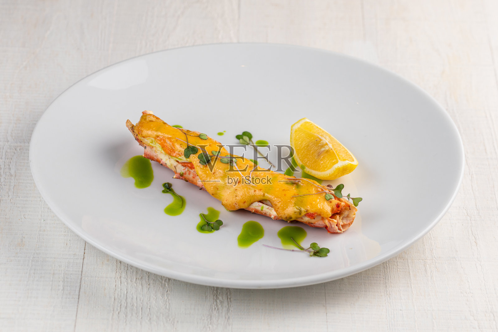 白盘日式炸鸡配柠檬沙拉，咖喱饭照片摄影图片