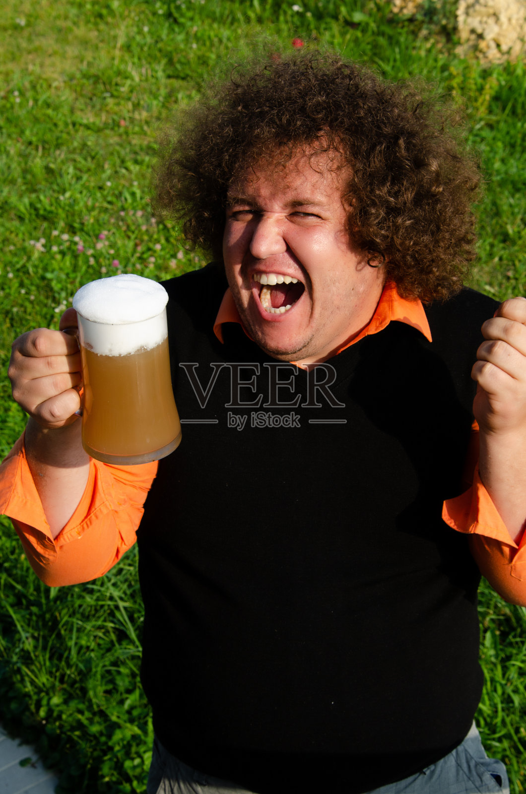 滑稽的胖子在街上喝啤酒。照片摄影图片