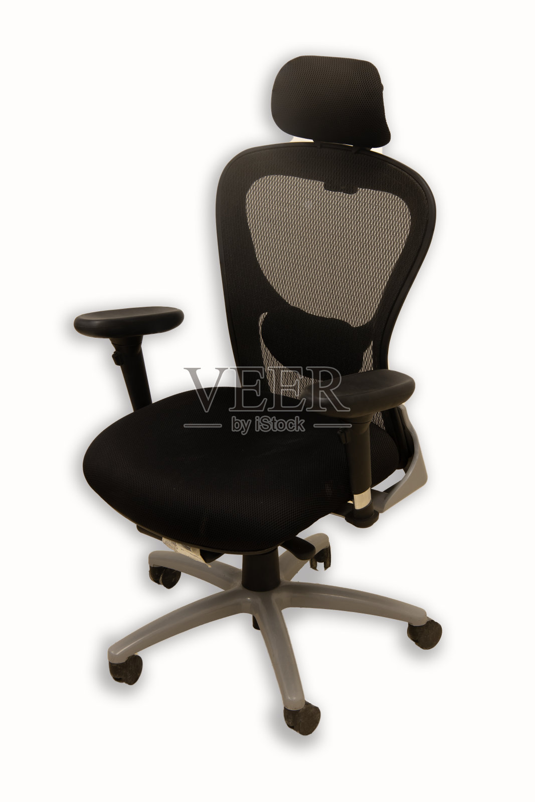 带网状靠背、扶手和颈部支撑的舒适办公椅照片摄影图片