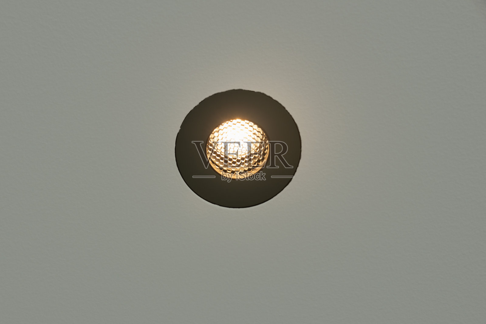 带蜂窝的嵌入式天花板射灯照片摄影图片