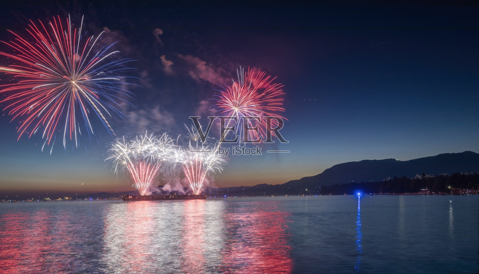 在温哥华的进水口放烟花照片摄影图片