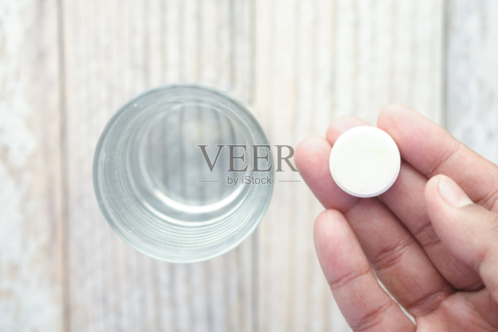 起泡可溶片剂丸和一杯水照片摄影图片