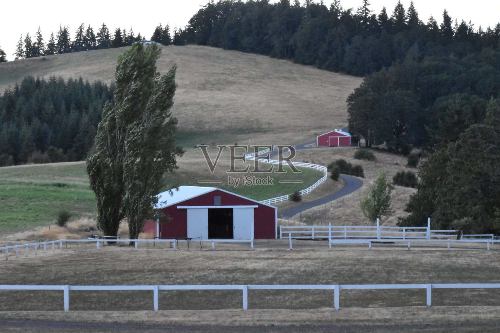 俄勒冈州山上的谷仓照片摄影图片