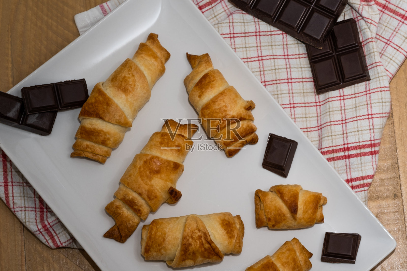 手工烘焙的巧克力羊角面包照片摄影图片