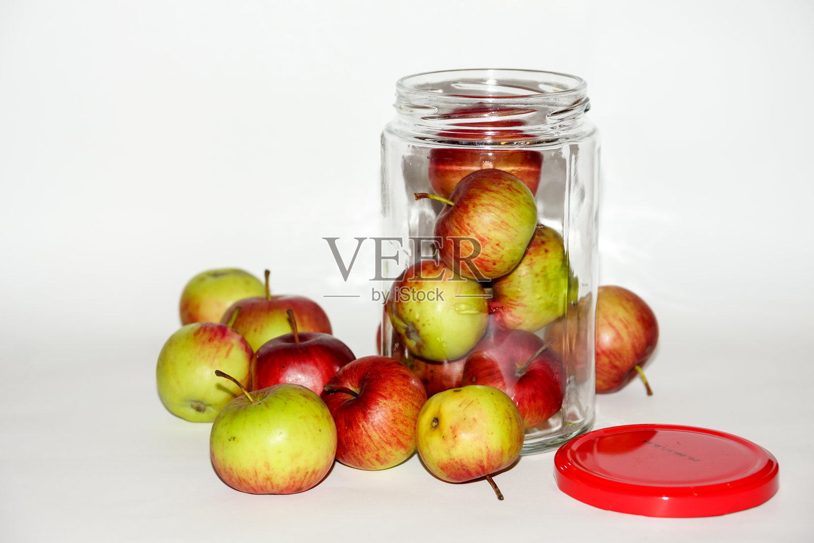 白色背景的天然野生苹果果酱。秋天的颜色。照片摄影图片