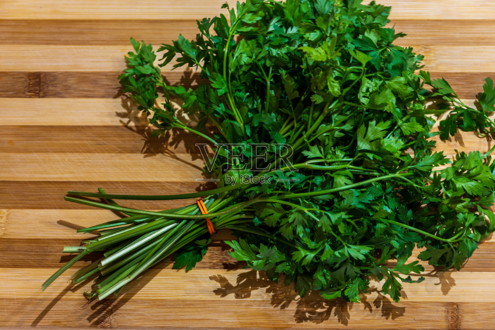 欧芹放在厨房木板上照片摄影图片