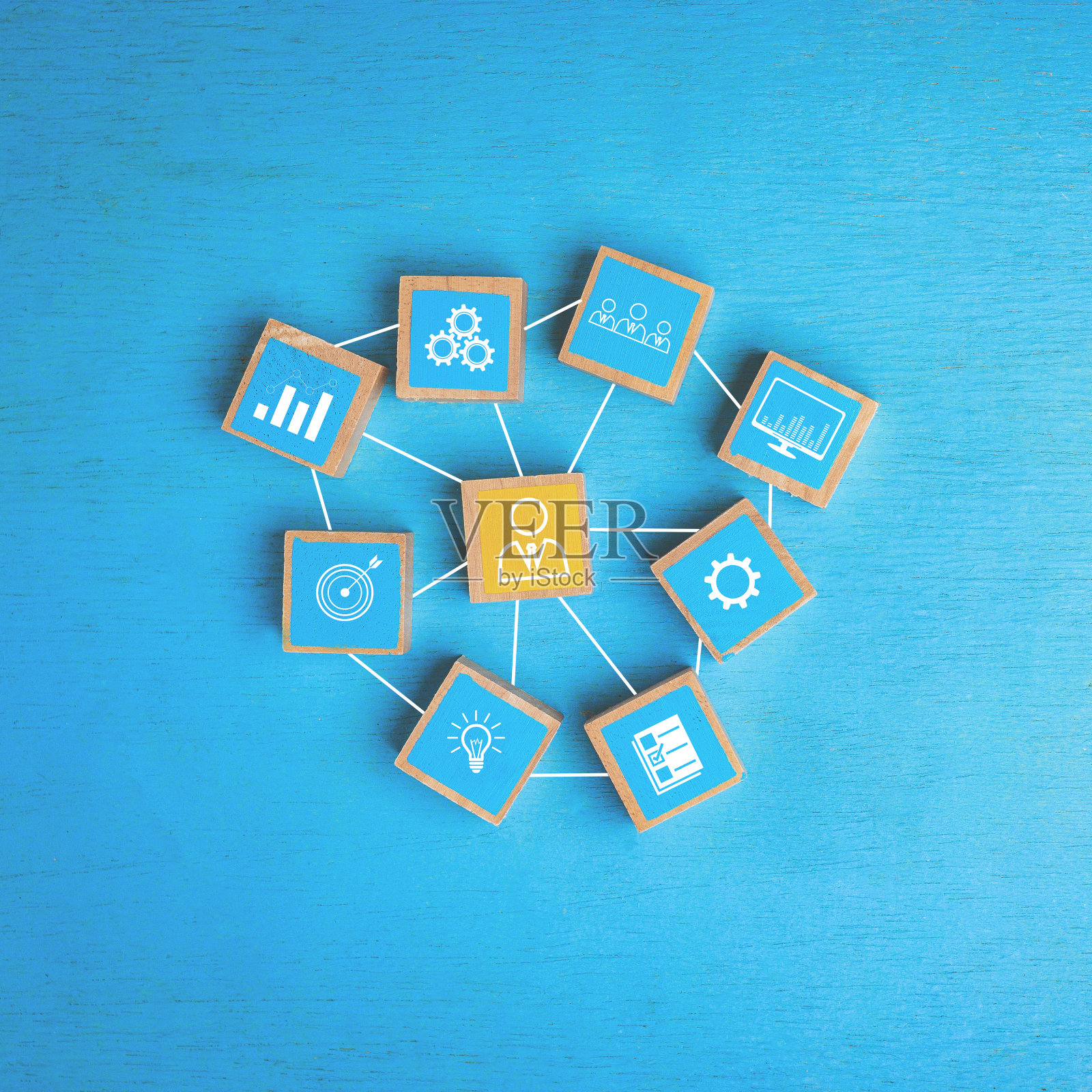 商业组织中兼具人力资源管理和财务、营销、信息的领导者的概念。蓝色背景上的图标木制块照片摄影图片