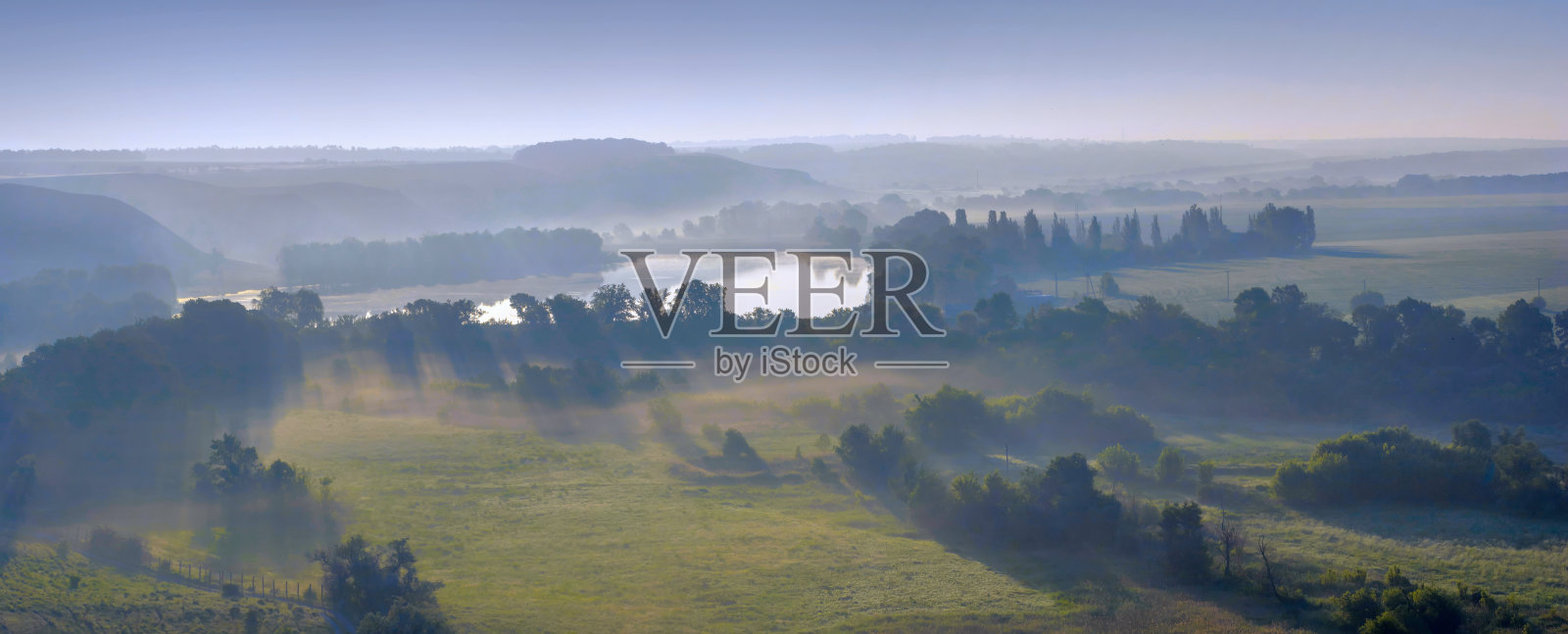 多雾湖流域照片摄影图片