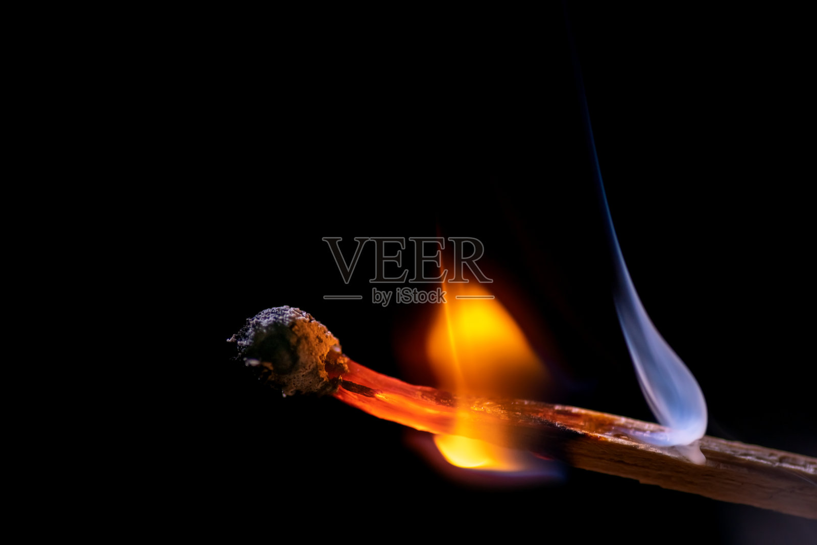 黑色背景上火柴棍燃烧产生的烟雾照片摄影图片