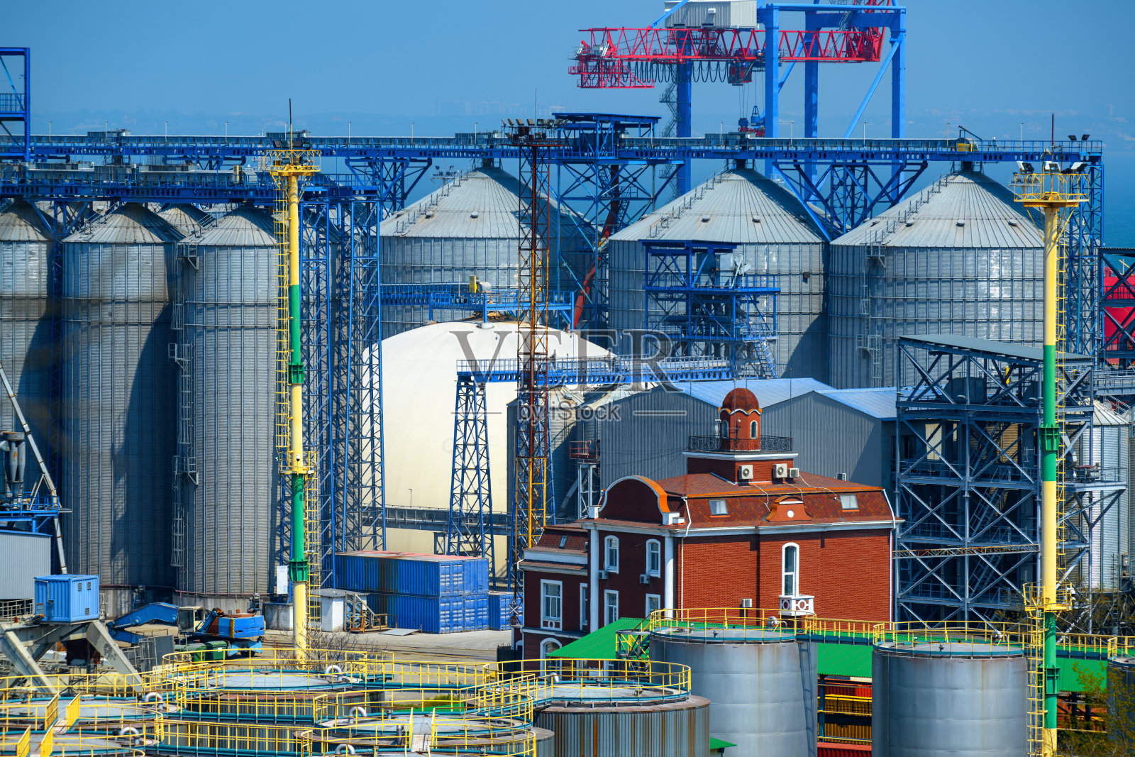 工业海港基础设施，海上，起重机和粮仓，粮仓升降机，海上货物运输概念照片摄影图片
