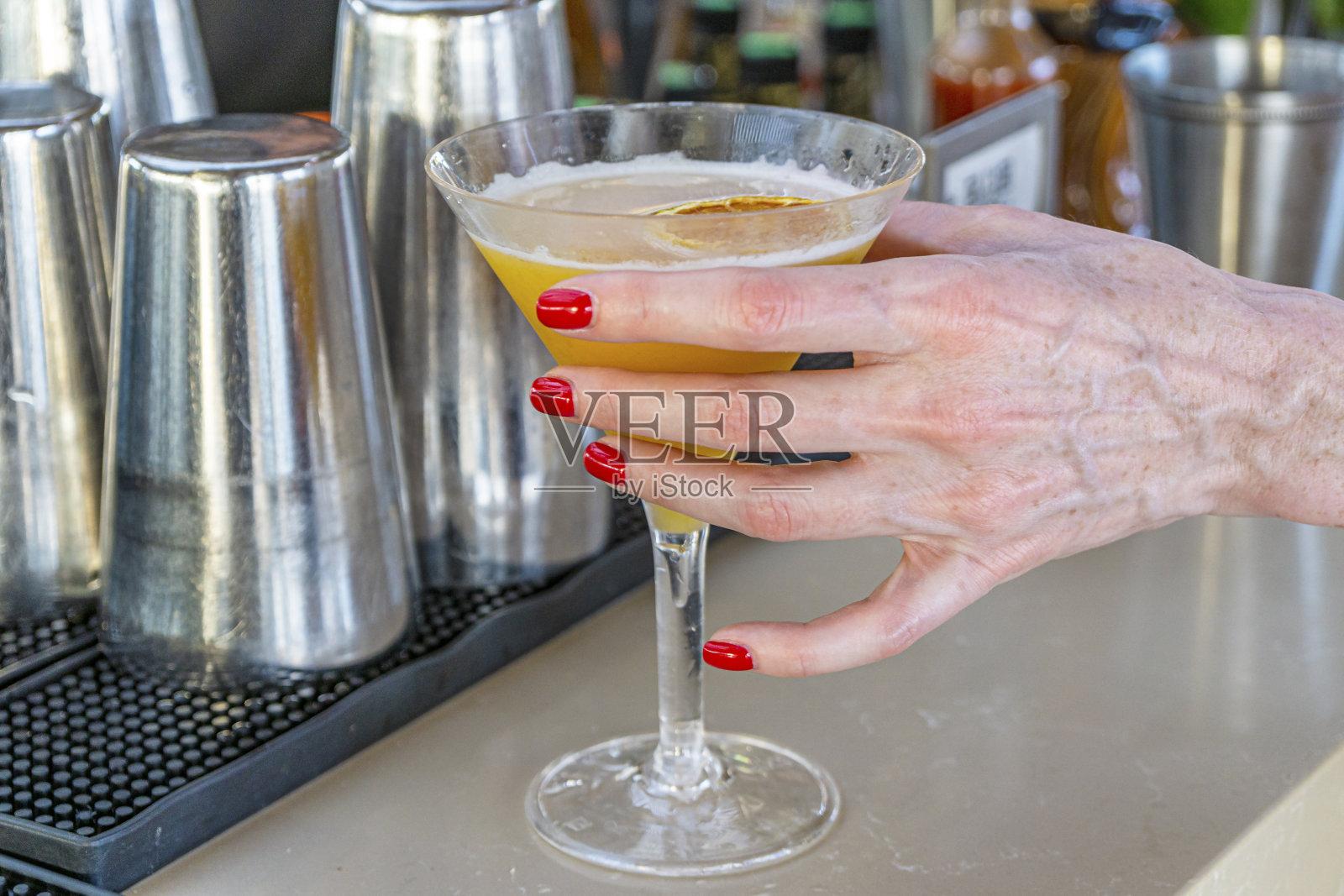 Mixolog正在为酒吧里的客人准备美味的鸡尾酒照片摄影图片