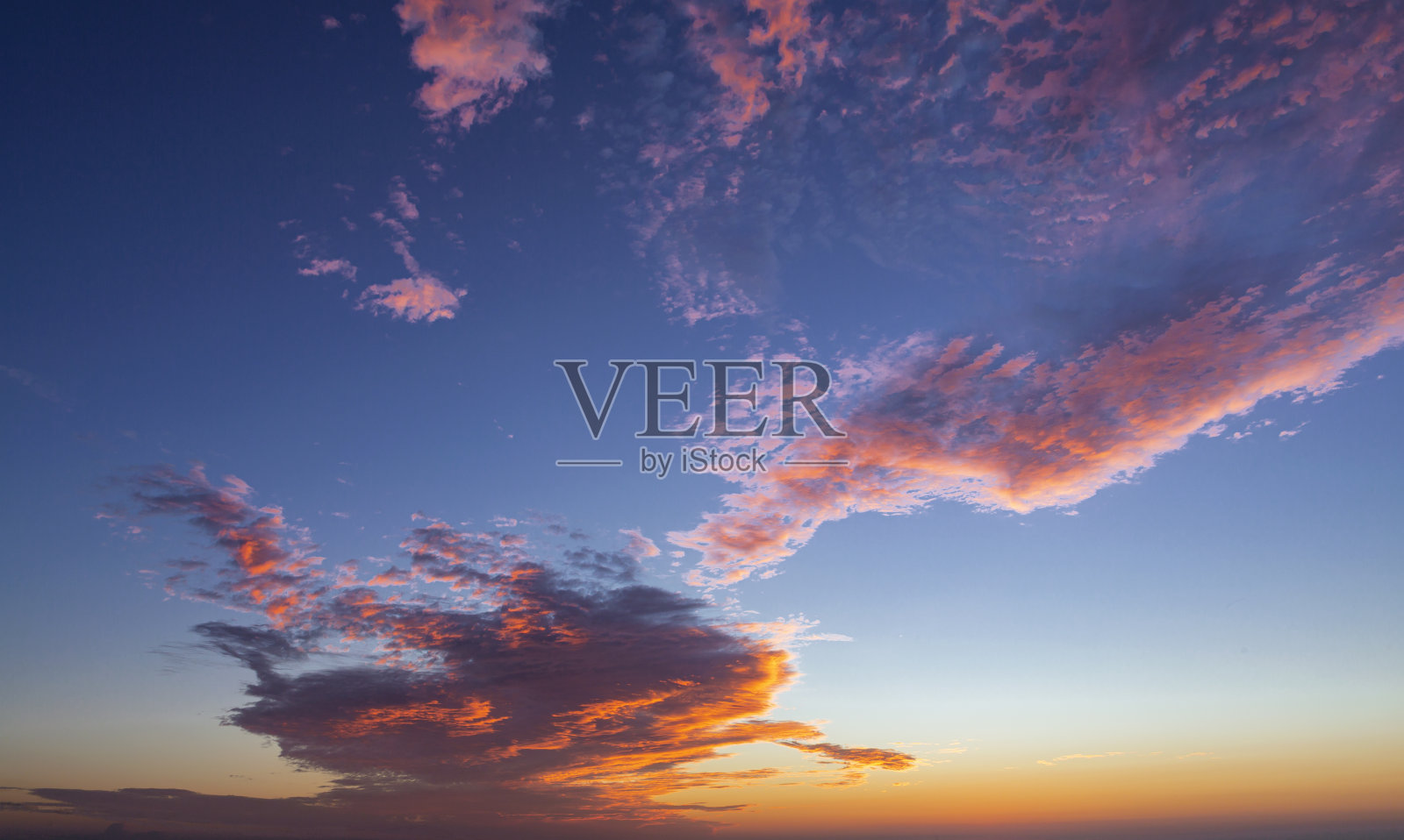 以蓝天中的日出为背景和图层照片摄影图片