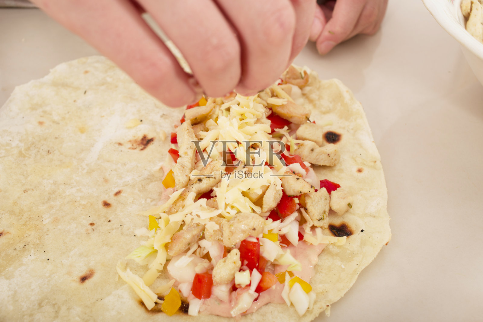 准备鸡肉卷照片摄影图片