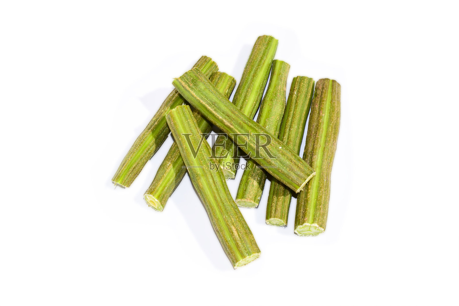 新鲜的生绿辣木豆和一块孤立的白色背景照片摄影图片