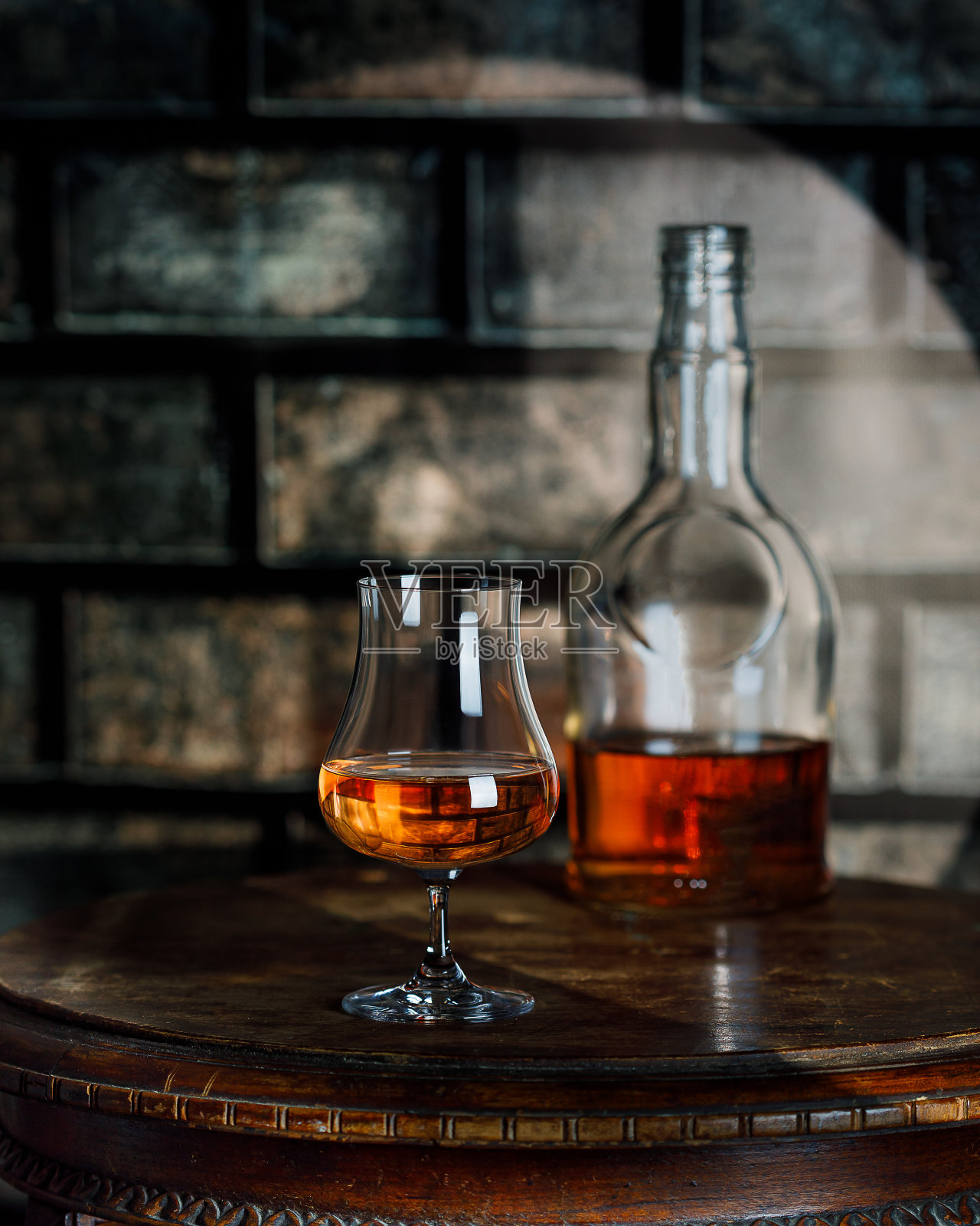 威士忌，白兰地或朗姆酒的瓶子和玻璃，木制背景照片摄影图片