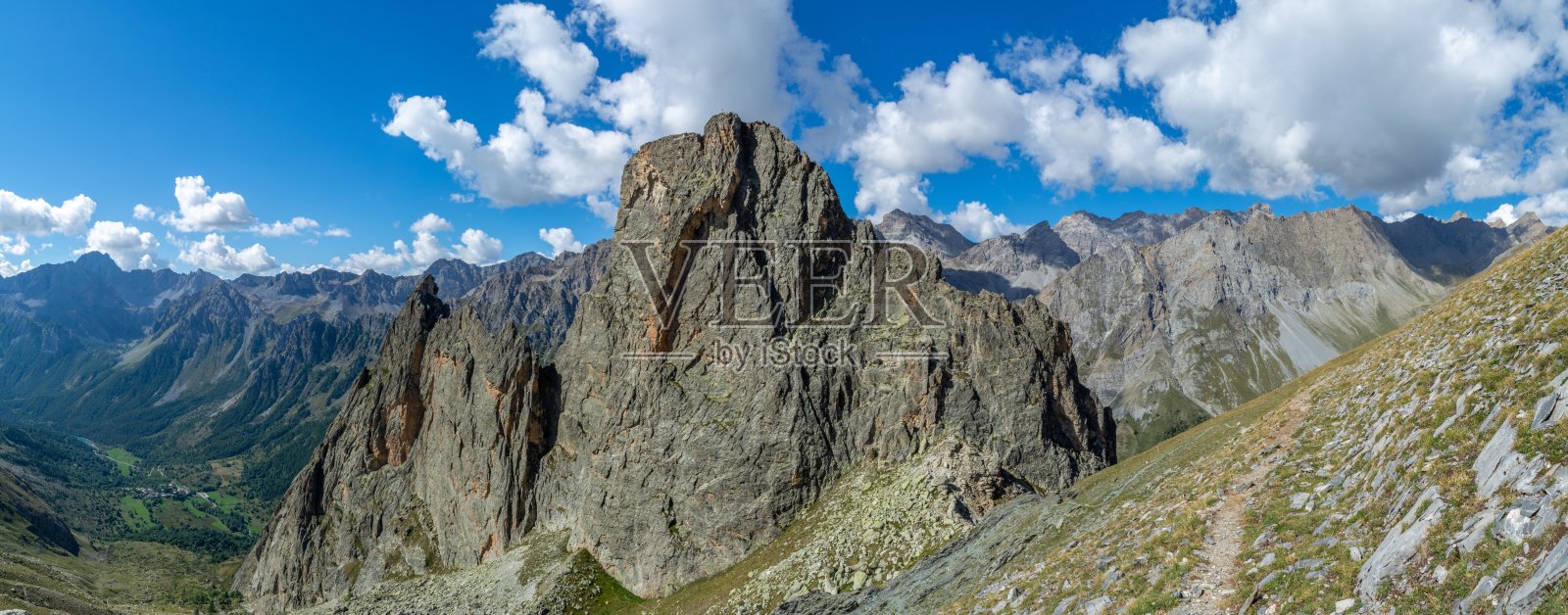 Rocca Provenzale是科蒂阿尔卑斯山脉的石英岩巨石，俯瞰着maiira山谷(库内奥省-南皮埃蒙特)照片摄影图片