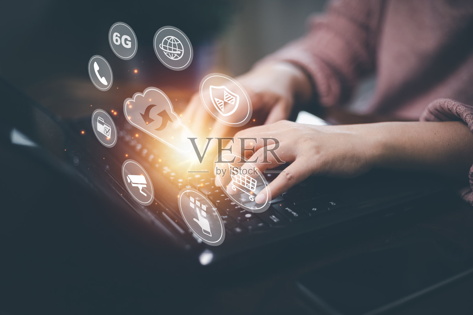 用手触摸笔记本电脑连接数据信息的云计算技术互联网存储网络概念，大数据互联网技术，云共享下载和上传。照片摄影图片