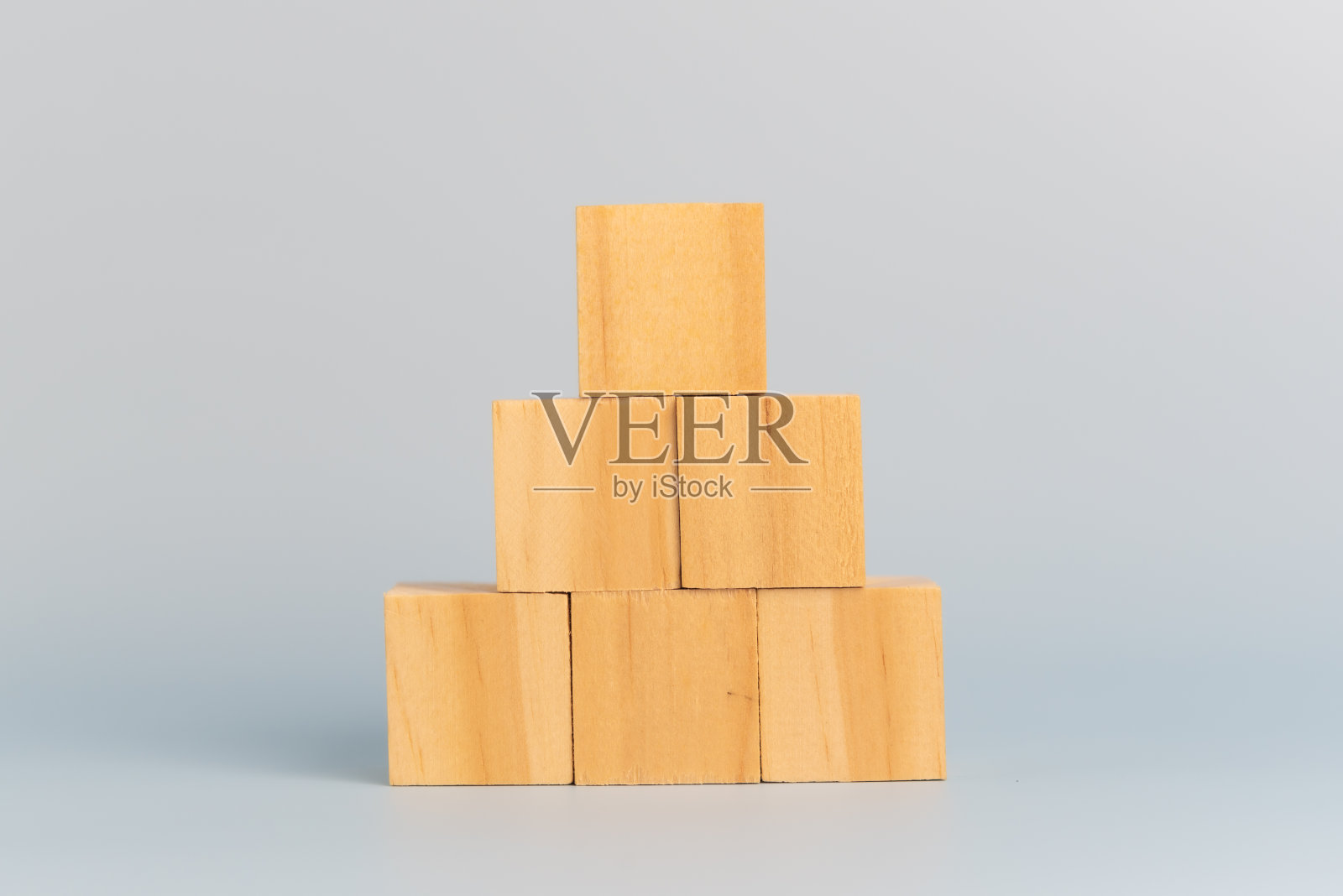 手持立方体木块空白的背景。本空间照片摄影图片