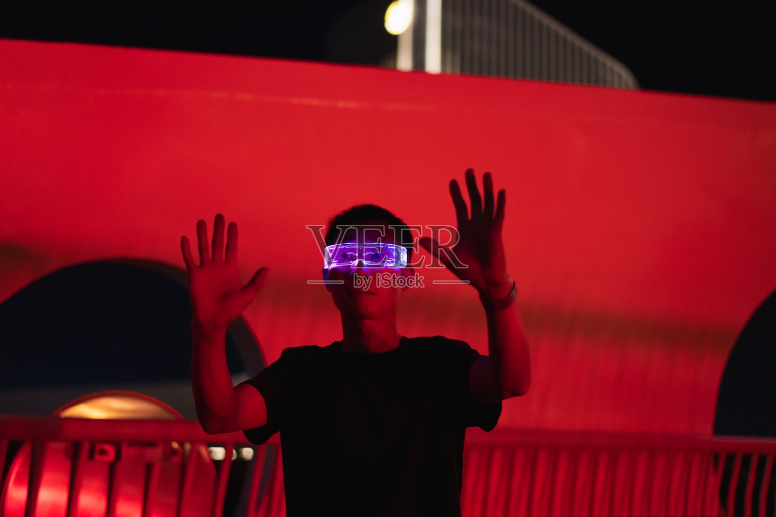 男子戴上智能眼镜体验虚拟现实游戏照片摄影图片