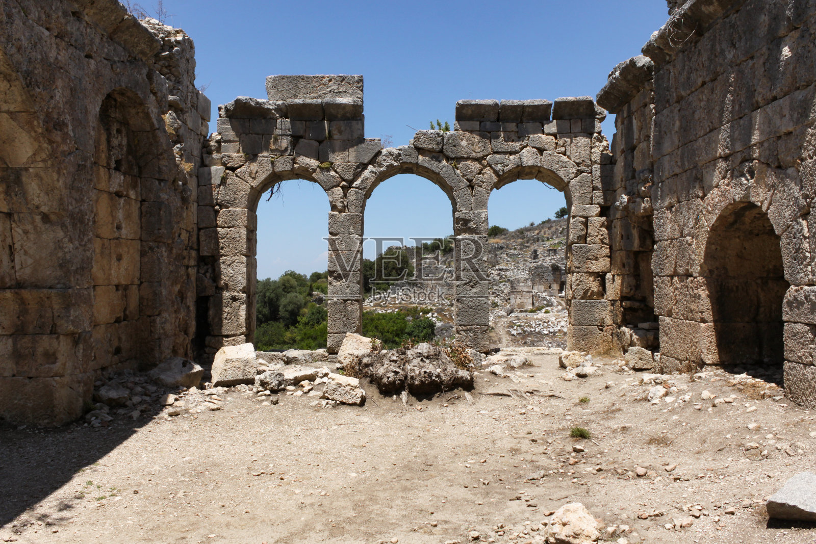 土耳其穆格拉的费提耶——2014年6月16日:托洛斯的古老废墟映衬着开阔的天空照片摄影图片