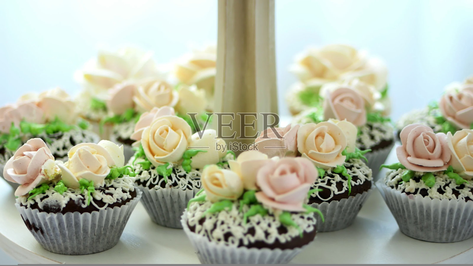 特写，各种美味的甜点，纸杯蛋糕，奶油蛋糕，鲜奶油，用奶油做的花。节日装饰，甜品吧，甜点杰作，点心照片摄影图片