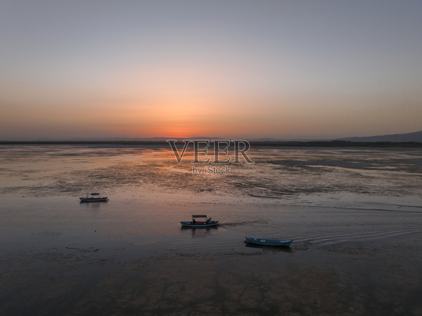 湖上等待的渔船照片摄影图片