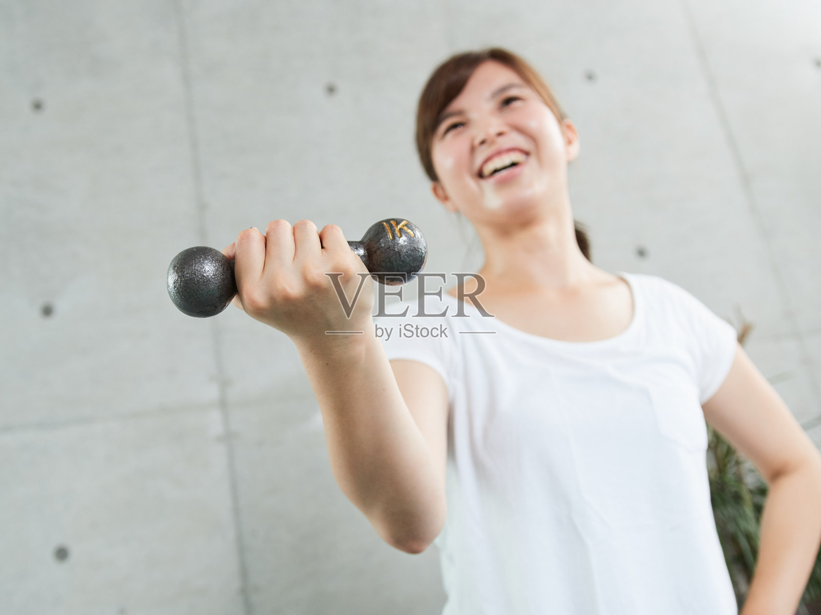 妇女在家用哑铃训练照片摄影图片